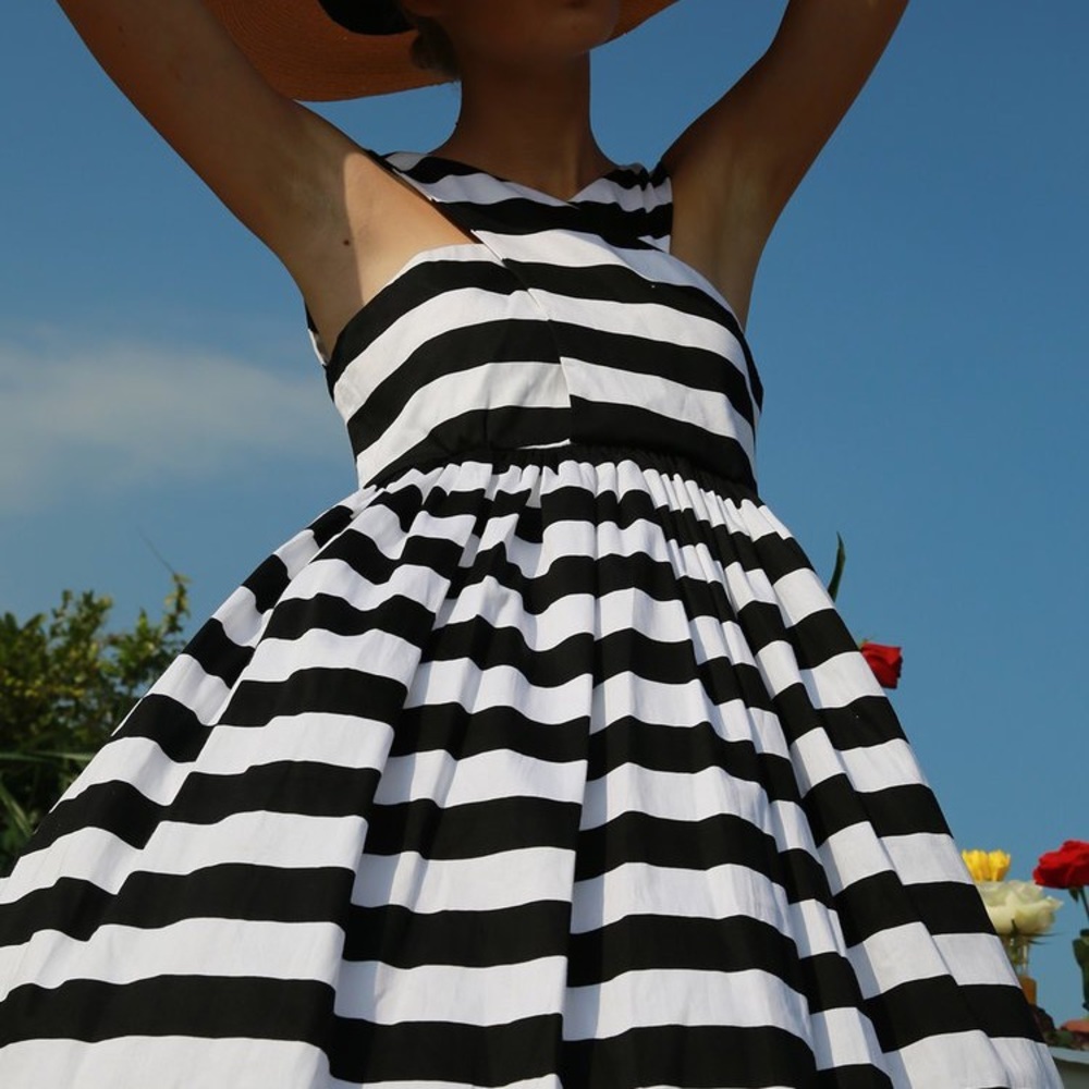 🌺Black & White Stripe Midi Summer Dress! 🌺 - Picture 4 of 8